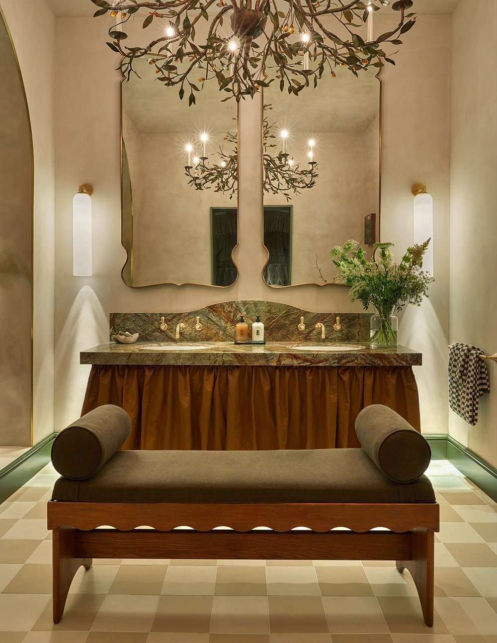 WOWhouse2024_House_of_Rohl_Primary_Bathroom_by_MichaelisBoyd_PhotosByJamesMcDonald